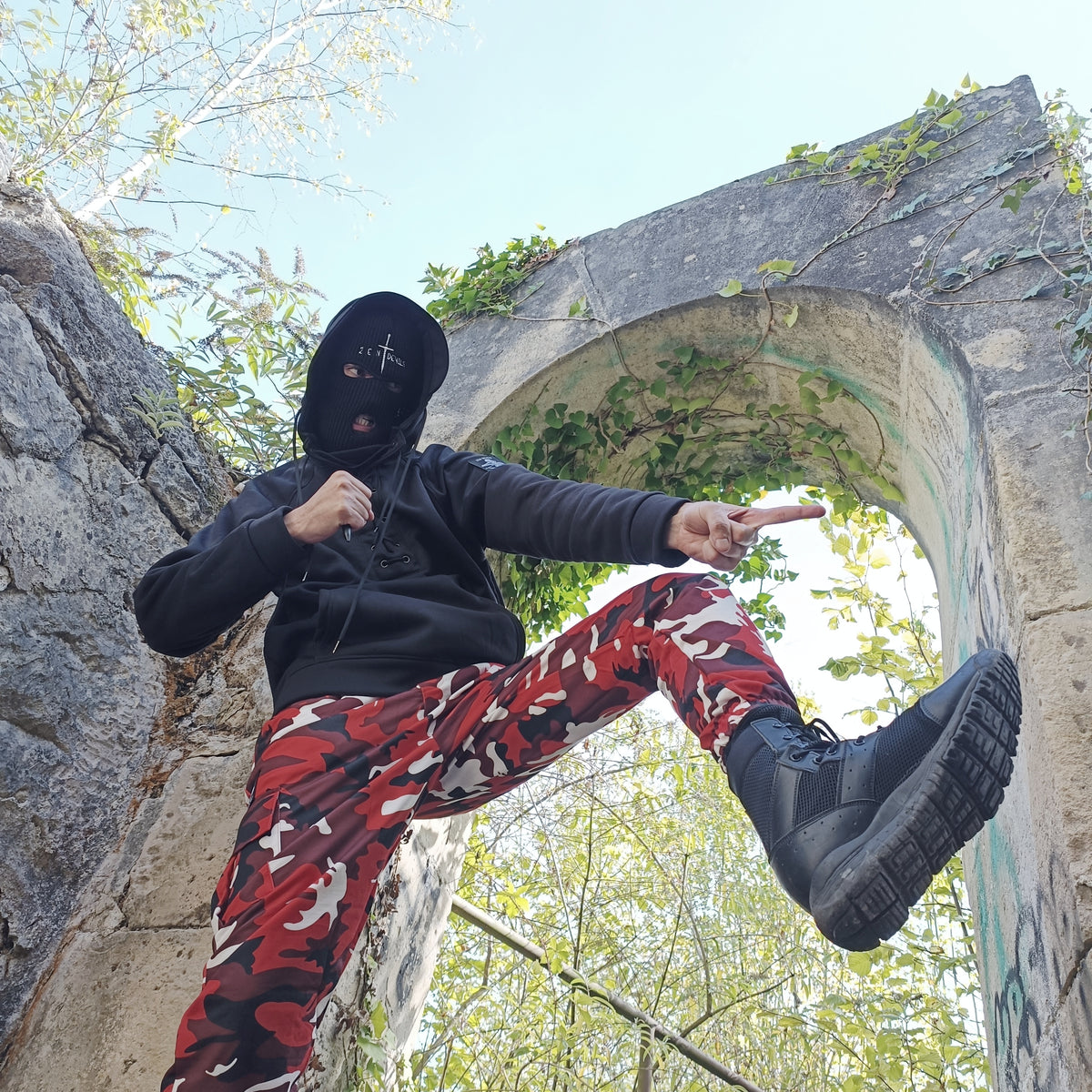 The Hazardous Environment Pants [red camo]