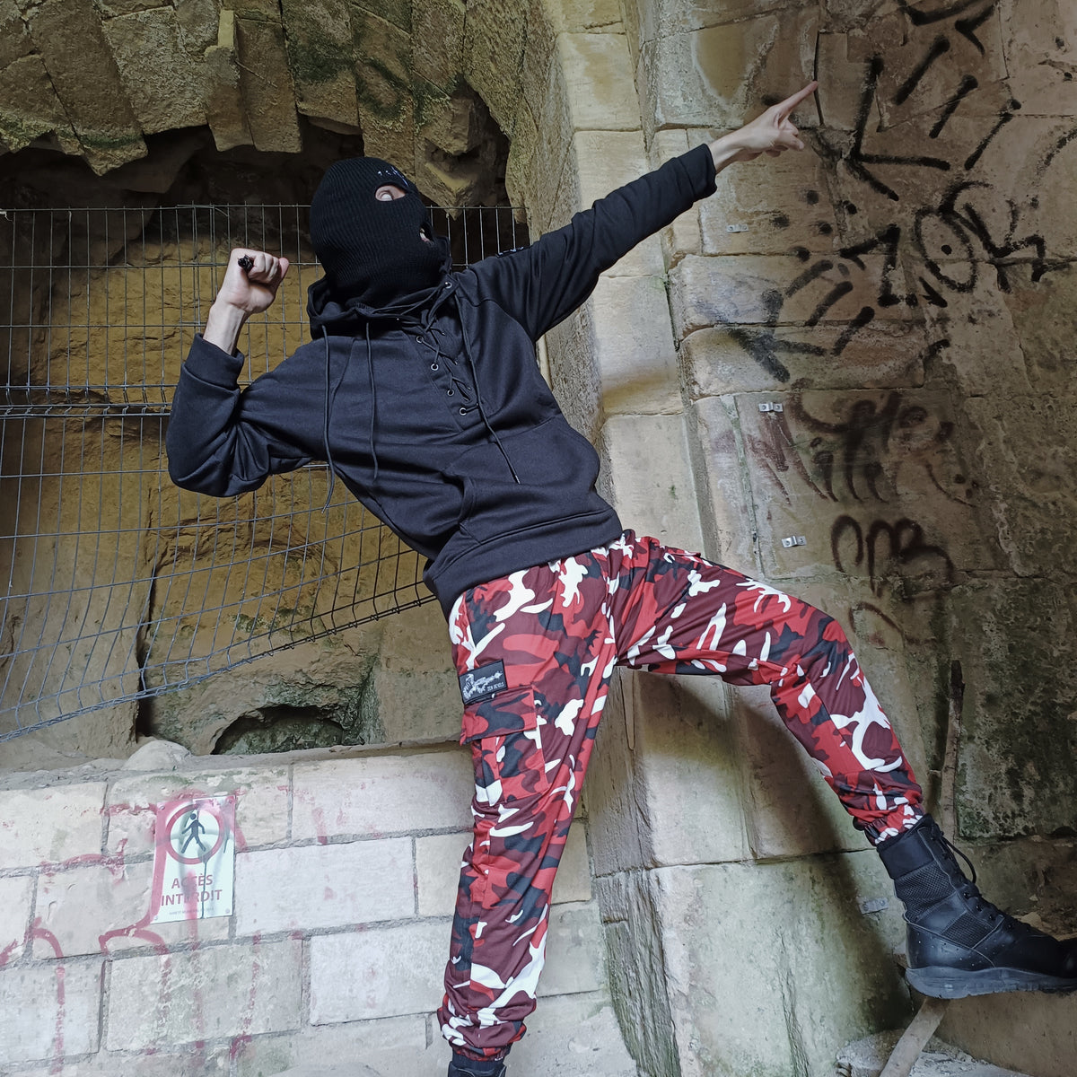 The Hazardous Environment Pants [red camo]